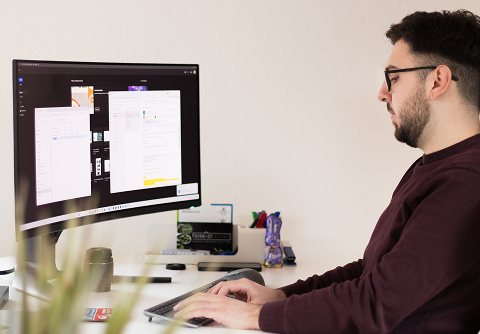 denisz am schreibtisch am designen